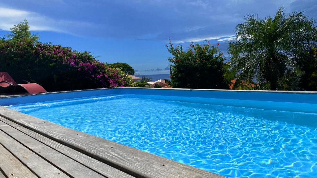 Bazén v ubytování Villa de charme avec piscine et magnifique vue mer nebo v jeho okolí