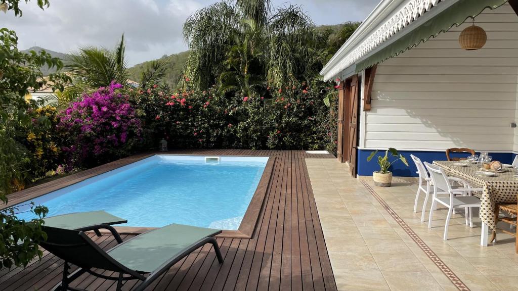 Bazén v ubytování Villa de charme avec piscine et magnifique vue mer nebo v jeho okolí