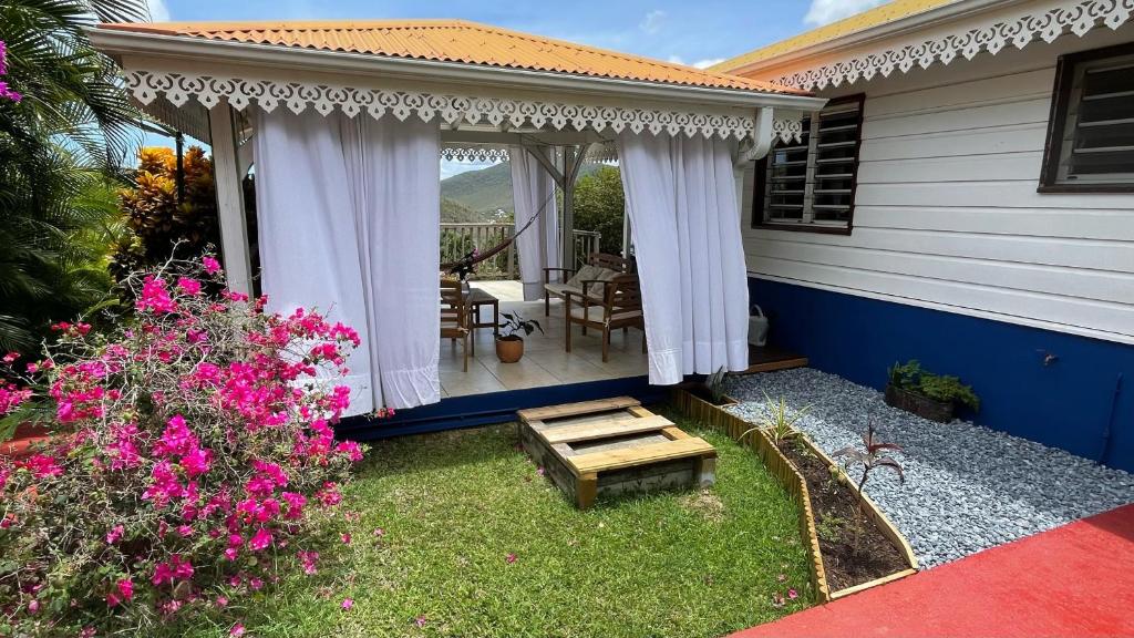 Zahrada ubytování Villa de charme avec piscine et magnifique vue mer