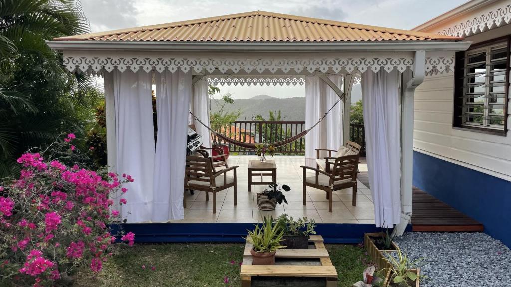 Balkón nebo terasa v ubytování Villa de charme avec piscine et magnifique vue mer
