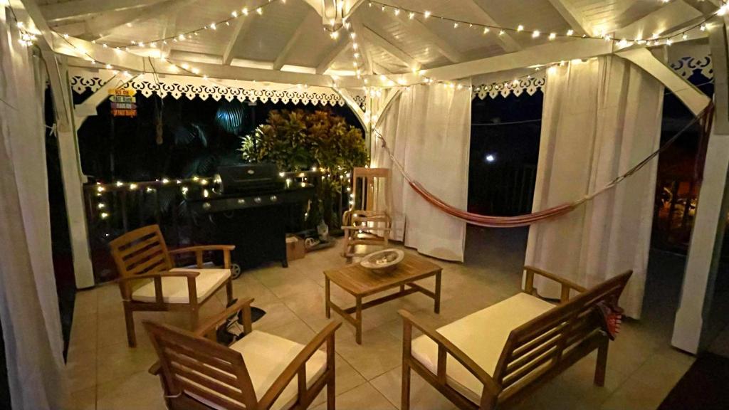 Patio nebo venkovní prostory v ubytování Villa de charme avec piscine et magnifique vue mer