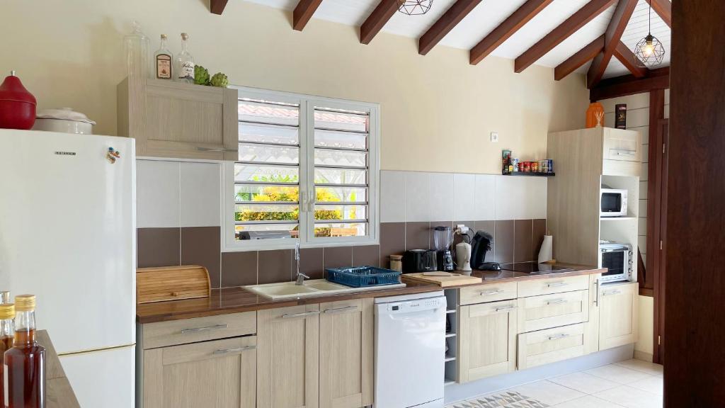 Kuchyň nebo kuchyňský kout v ubytování Villa de charme avec piscine et magnifique vue mer