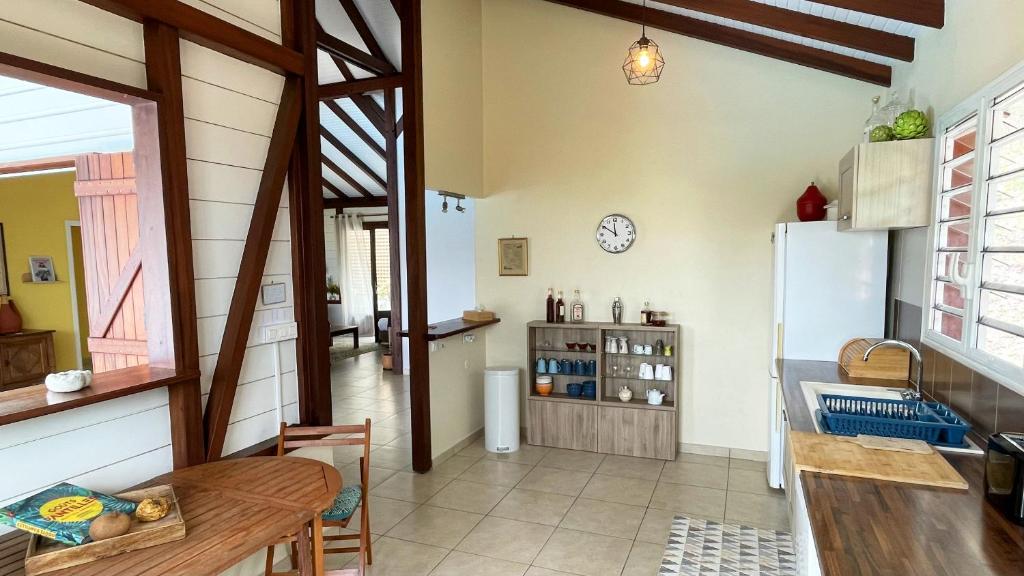 Kuchyň nebo kuchyňský kout v ubytování Villa de charme avec piscine et magnifique vue mer