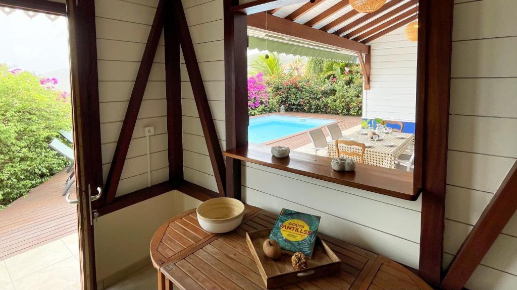 Bazén v ubytování Villa de charme avec piscine et magnifique vue mer nebo v jeho okolí