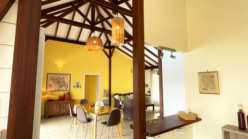 Posezení v ubytování Villa de charme avec piscine et magnifique vue mer