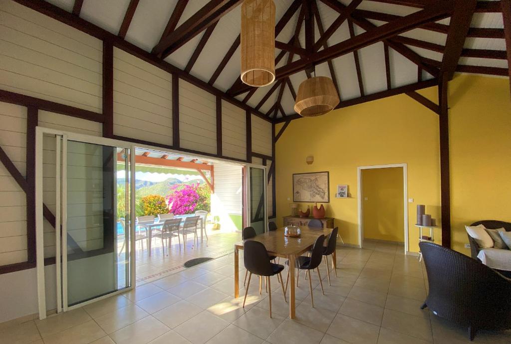 Posezení v ubytování Villa de charme avec piscine et magnifique vue mer