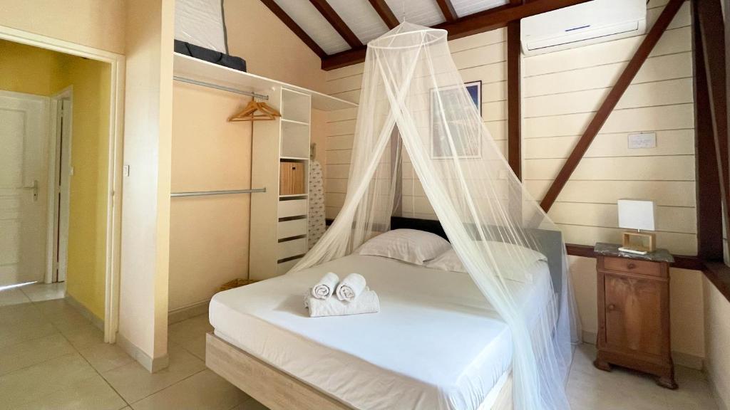 Postel nebo postele na pokoji v ubytování Villa de charme avec piscine et magnifique vue mer