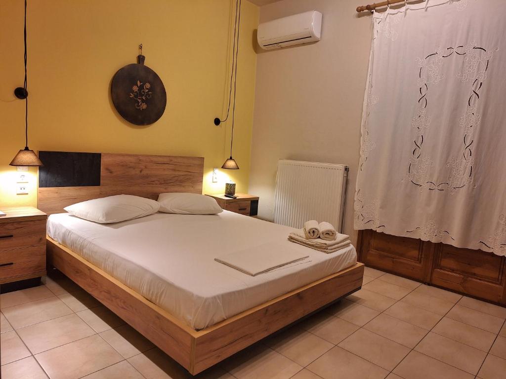 Posteľ alebo postele v izbe v ubytovaní Skourgias Rooms