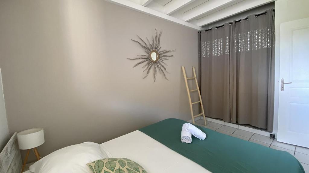 Postel nebo postele na pokoji v ubytování Ti Caraïbes, appartement T3 atypique, vue mer, piscine et proche plage