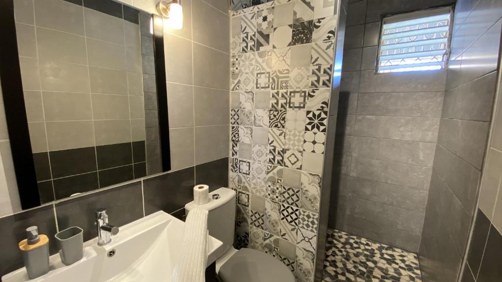 Koupelna v ubytování Ti Caraïbes, appartement T3 atypique, vue mer, piscine et proche plage