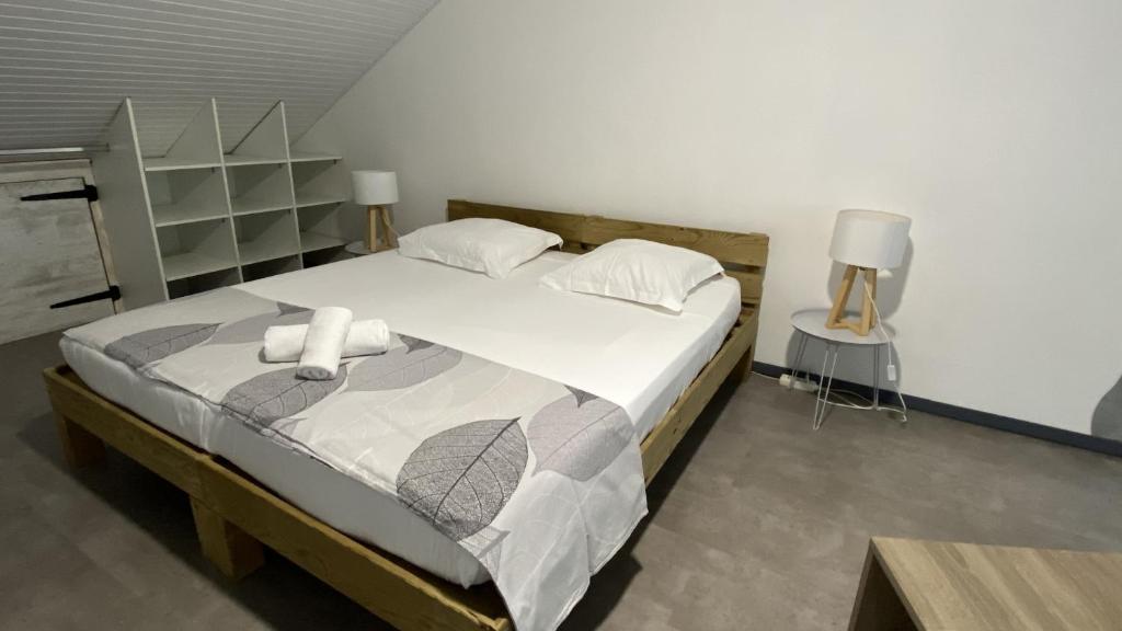 Postel nebo postele na pokoji v ubytování Ti Caraïbes, appartement T3 atypique, vue mer, piscine et proche plage