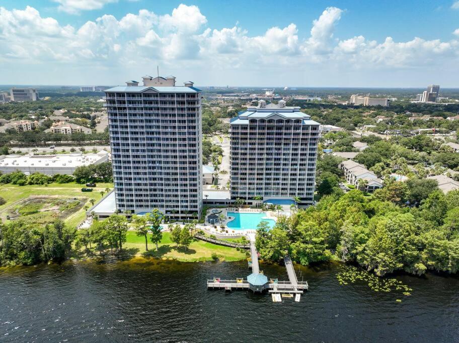 eine Luftansicht von zwei hohen Gebäuden auf dem Wasser in der Unterkunft Orlando Blue Heron condo 1 mile from Disney in Orlando