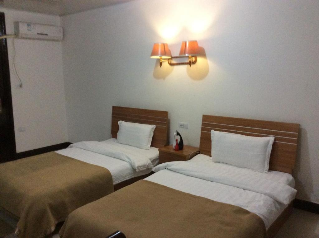 Postel nebo postele na pokoji v ubytování Huashan Gehui Hotel