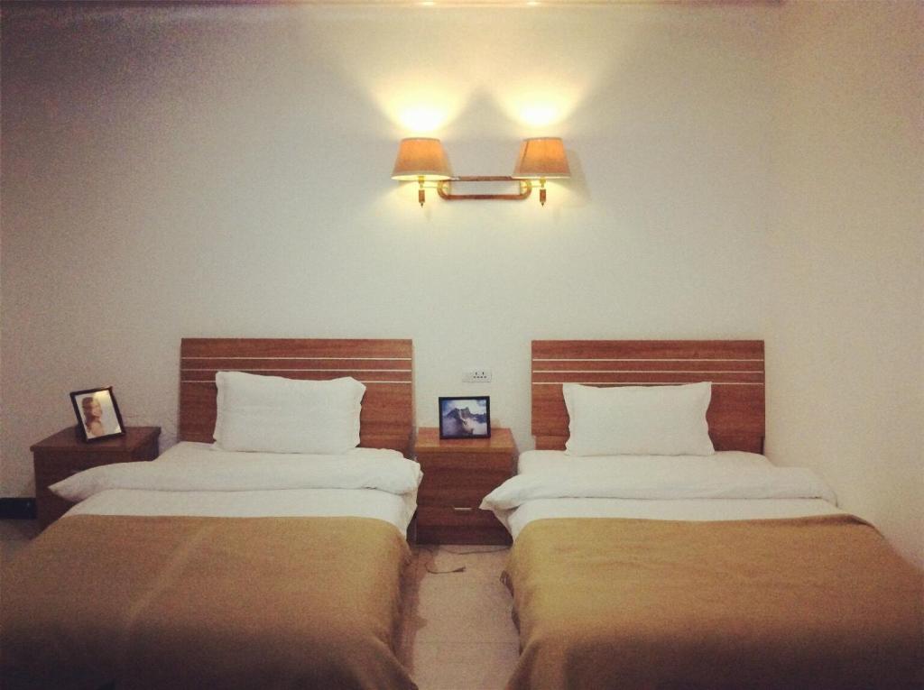 Postel nebo postele na pokoji v ubytování Huashan Gehui Hotel