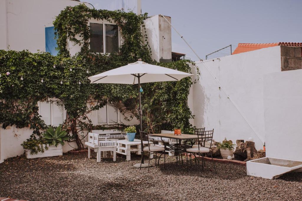 a patio with an umbrella and a table and chairs at Casa Marita 11 in Los Llanos de Aridane