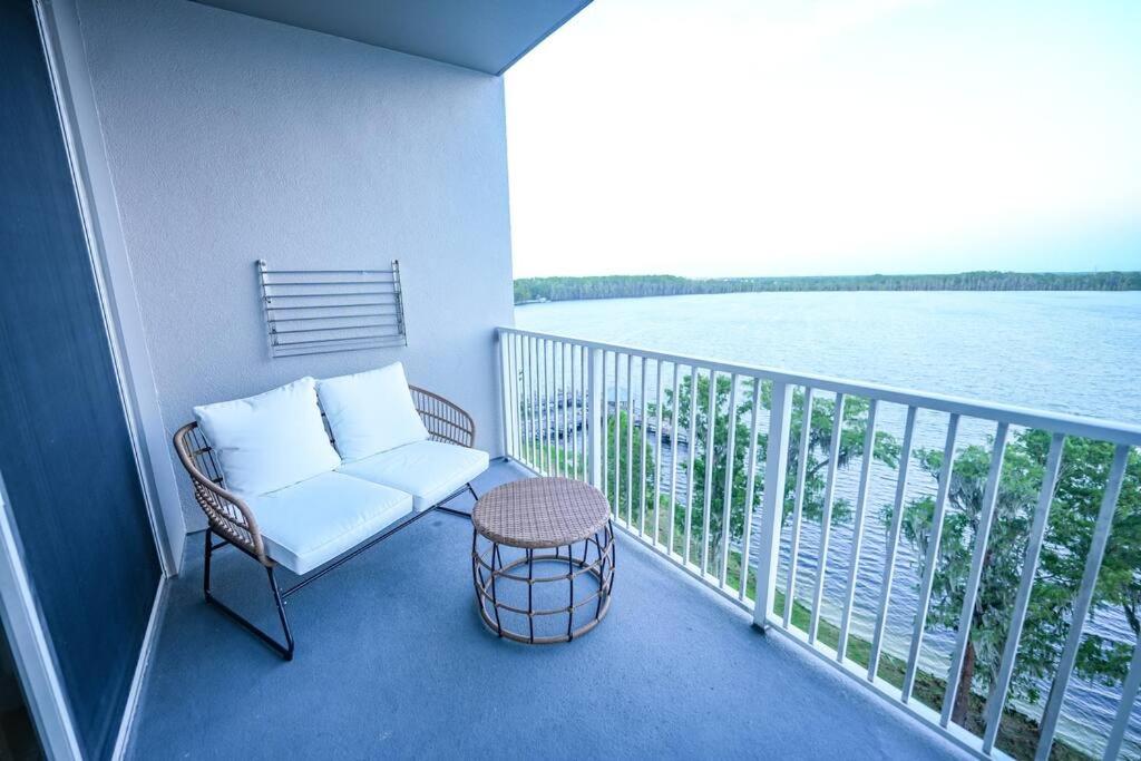 - un balcon avec une chaise, une table et de l'eau dans l'établissement Renovated Condo Blue Heron 5 pax, à Orlando
