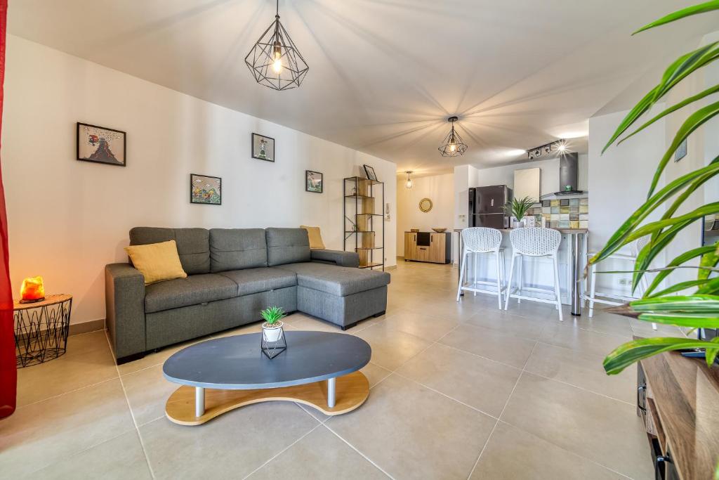 ein Wohnzimmer mit einem Sofa und einem Tisch in der Unterkunft Kaz d Heva in Saint-Pierre