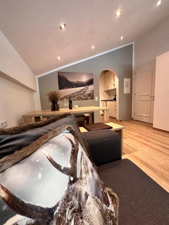 uma sala de estar com um sofá e uma mesa em Zentrum Appartements Lorenzin em Gaschurn