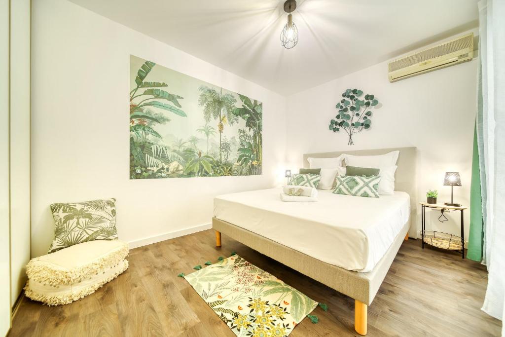 1 dormitorio blanco con 1 cama y 1 silla en Kaz Samy, en Saint-Denis