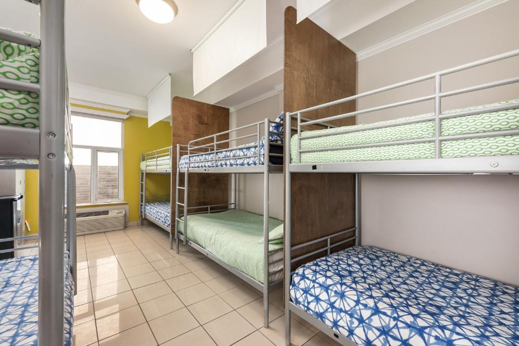 Una cama o camas en una habitación de Samesun Montreal Hotel & Hostel