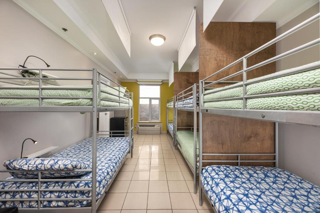 Una cama o camas en una habitación de Samesun Montreal Hotel & Hostel