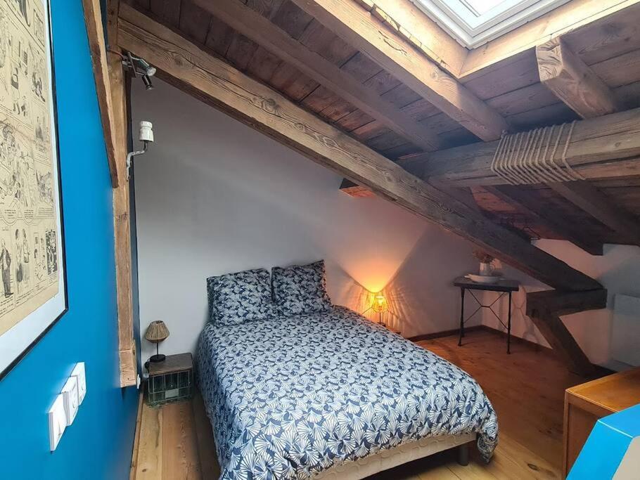 1 dormitorio con 1 cama en el ático en Ancien séchoir du 19ème siècle, en Saint-Dié-des-Vosges