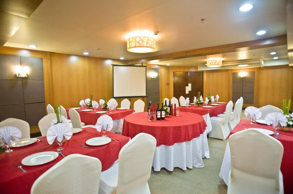 El área de trabajo o centro de convenciones de Goldberry Suites & Hotel Mactan