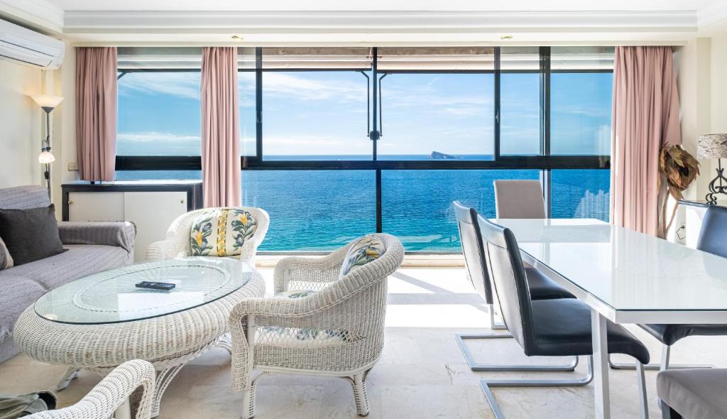ベニドルムにあるSanta Margarita 15-E Apartment Levante Beachの海の景色を望むリビングルーム