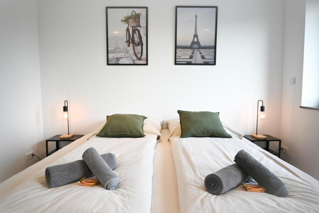 Postel nebo postele na pokoji v ubytování ZENITH STAY - hochwertige Apartments direkt in der Innenstadt