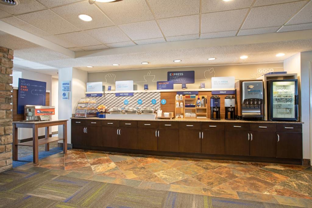 Holiday Inn Express Hotel & Suites Littleton by IHG photo