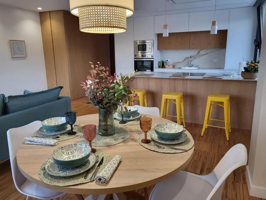 mesa de madera con sillas y comedor en O 3 de Monteferro, en Nigrán