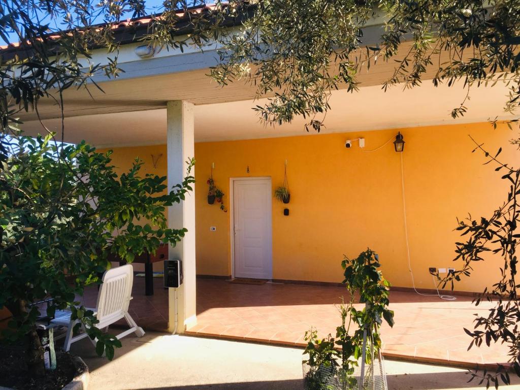 una puerta delantera de una casa con una pared amarilla en CountryHome - Casale 32 - Intera Villa, en Moscufo
