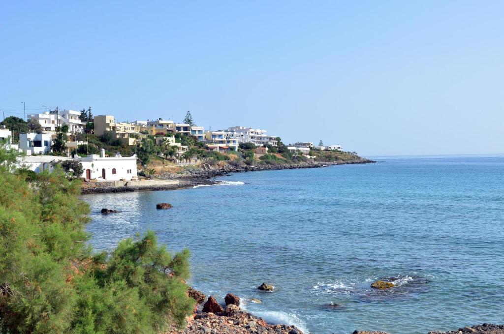a large body of water with buildings and houses at Hotel Thisvi in Stalís