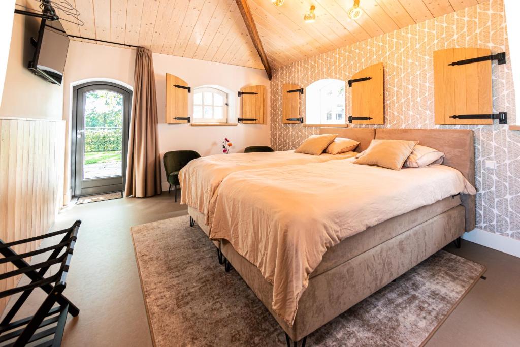 Un pat sau paturi într-o cameră la B&B De NieuwenHof 'De Tuinkamer'