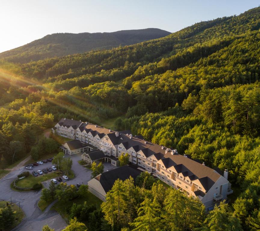 z góry widok na dworzec kolejowy w górach w obiekcie Grand Summit Hotel at Attitash w mieście Bartlett