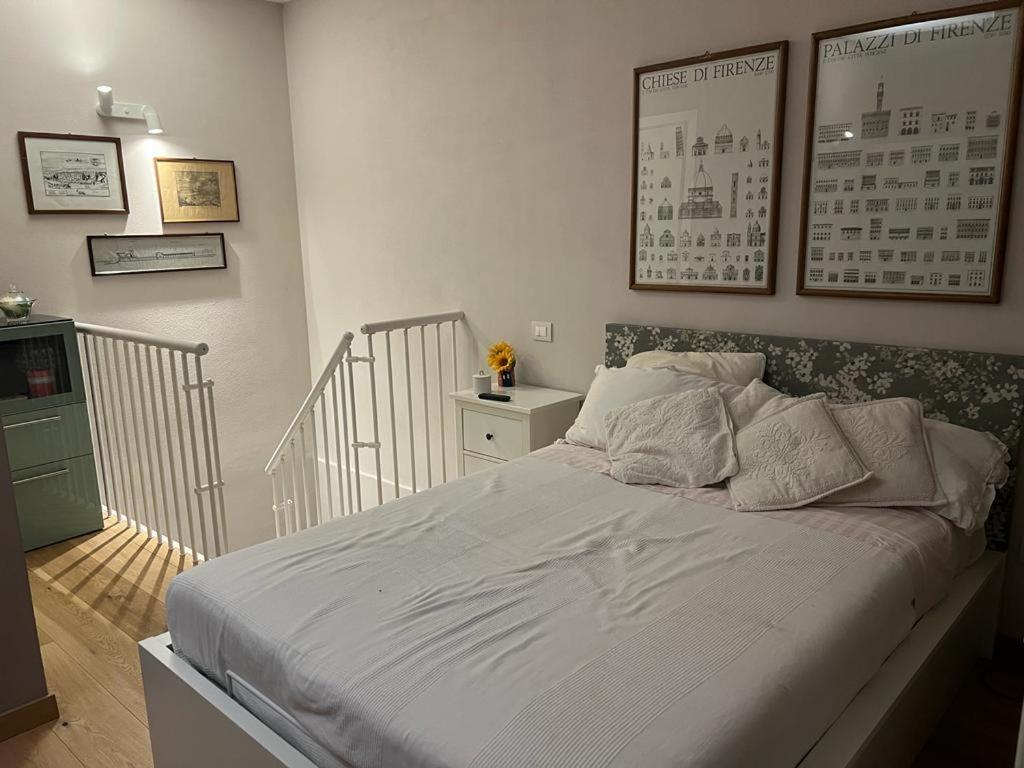 1 dormitorio con 1 cama blanca en una habitación en B&B La Mammola, en Lugo