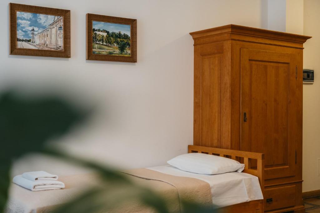 Postel nebo postele na pokoji v ubytování CATHEDRAL Old Town Suites