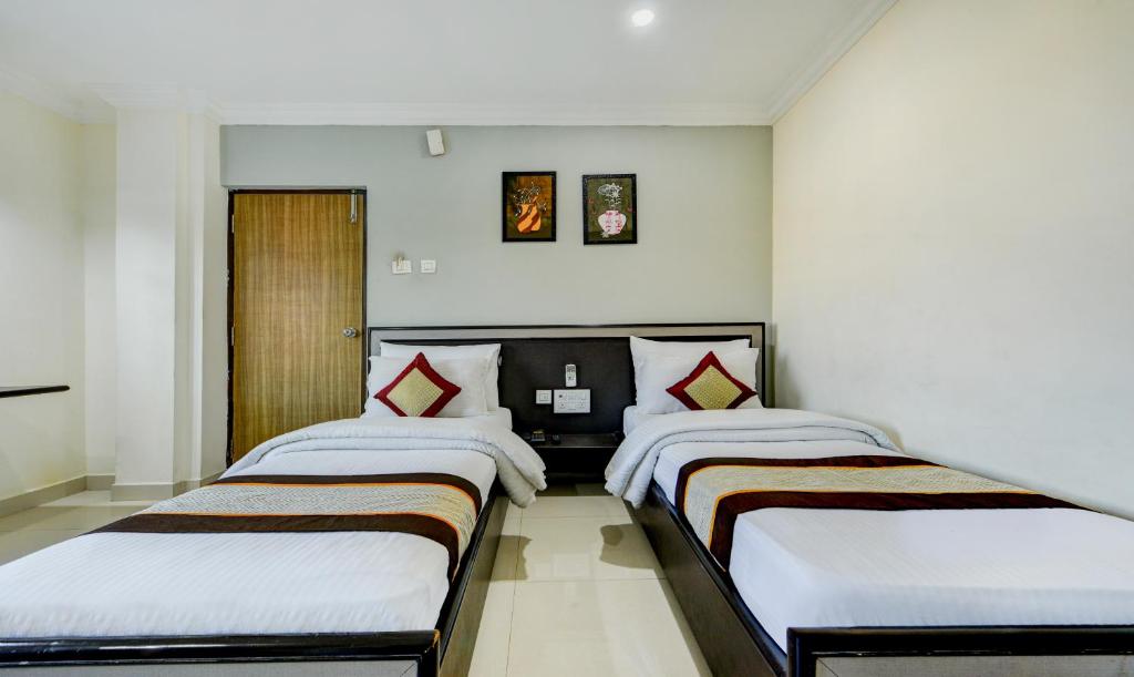 Postel nebo postele na pokoji v ubytování PLEASANT STAYS Hotel