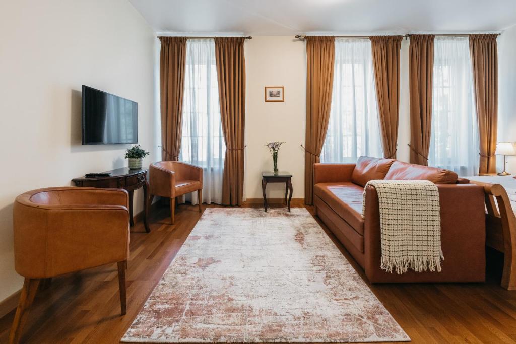 TV a/nebo společenská místnost v ubytování CATHEDRAL Old Town Suites