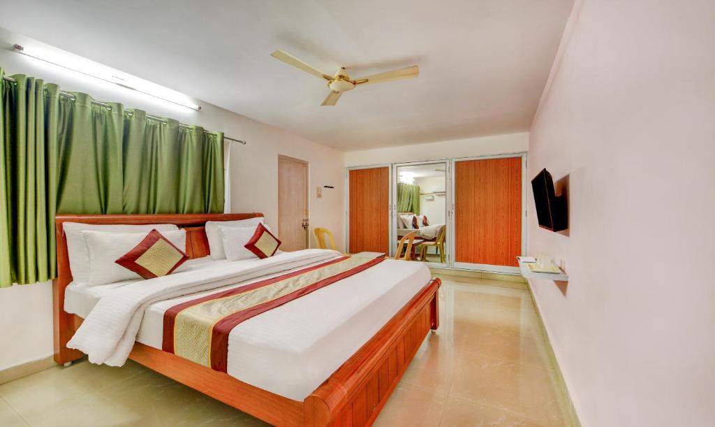 Postel nebo postele na pokoji v ubytování PLEASANT STAYS Hotel