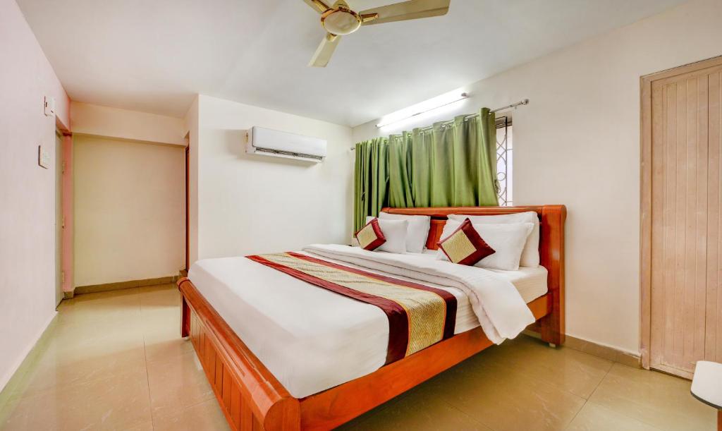 Postel nebo postele na pokoji v ubytování PLEASANT STAYS Hotel