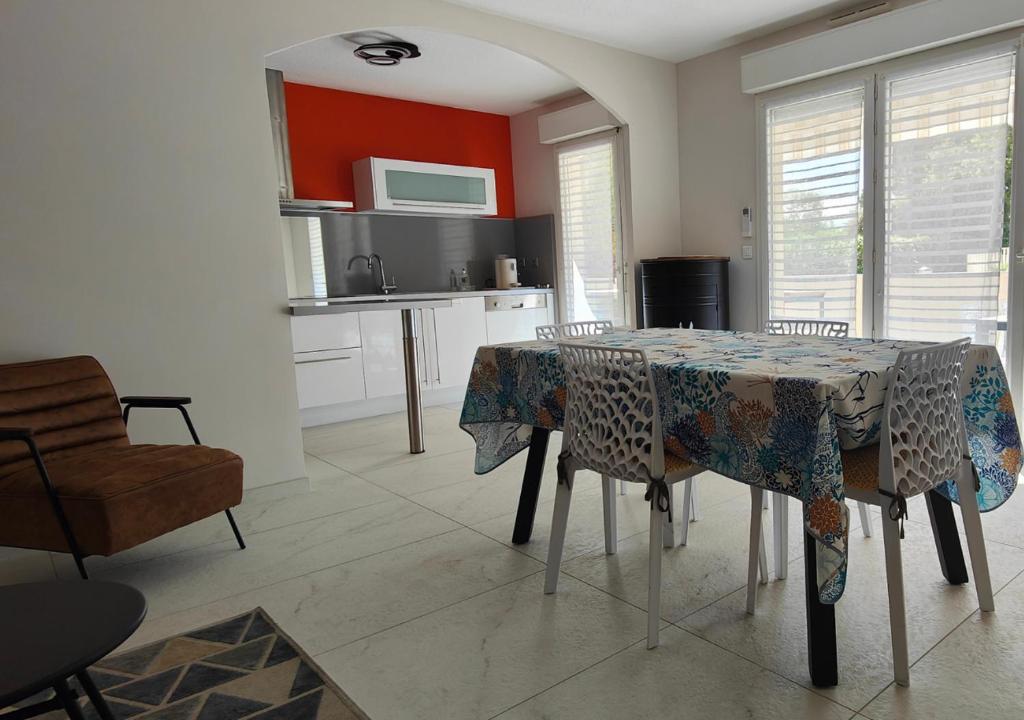 a kitchen with a table and chairs in a room at Le Victoria-Centre ville-Piscine-Parking privé-Wi-Fi in Hyères