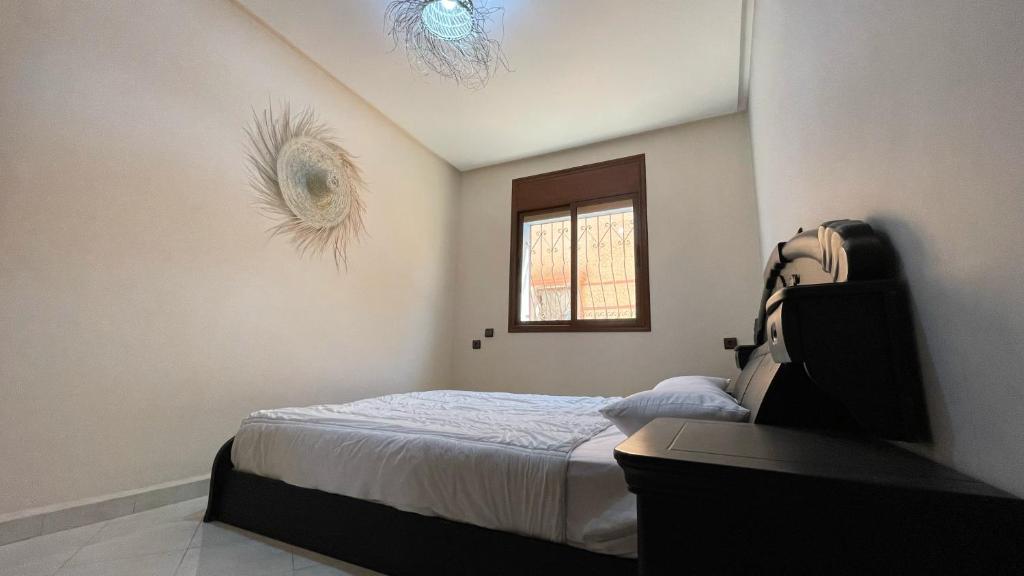 1 dormitorio con cama y ventana en Appartement au coeur d'Aourir, en Aourir