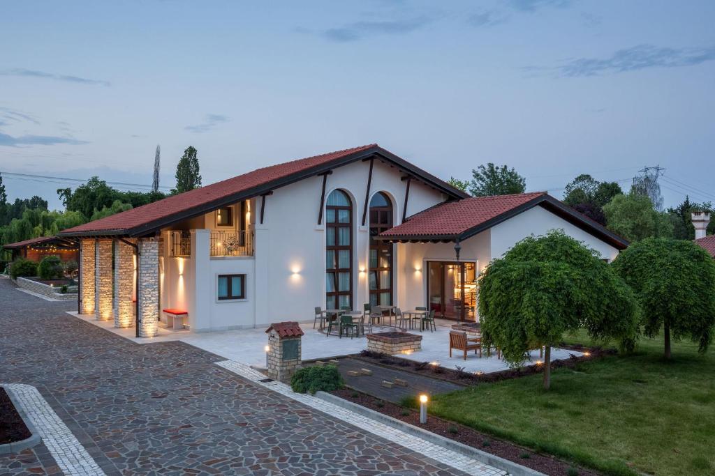 una grande casa bianca con tetto rosso di Il Filo Rosso B&B ad Abano Terme