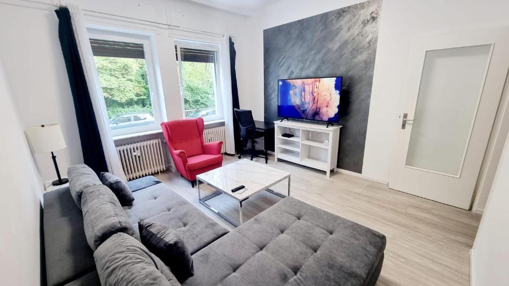 un salon avec un canapé et une télévision dans l'établissement Cozy and Modern 1 Bedroom 3 room Apartment, à Wiesbaden