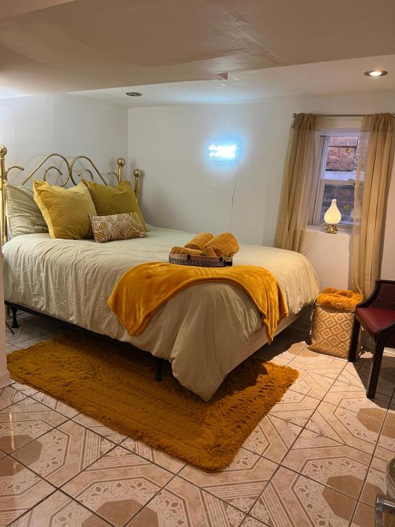 une chambre avec un grand lit avec des oreillers jaunes dans l'établissement Chicago-Pilsen Boho apartment with Free parking - Unit C, à Chicago
