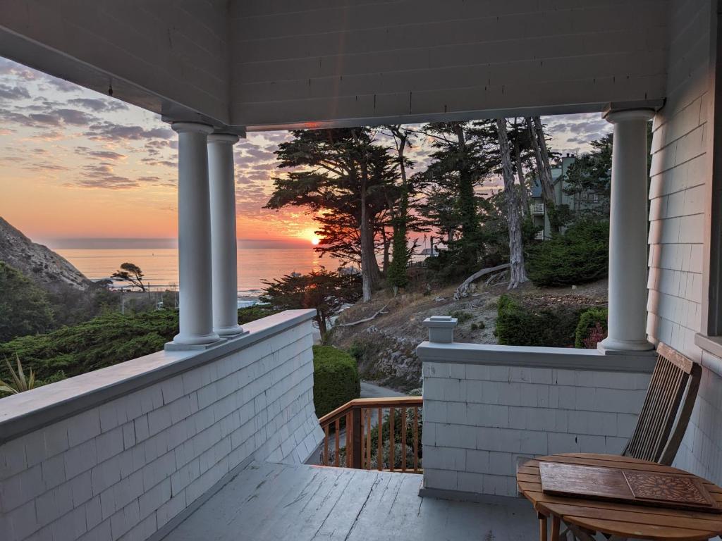 porche con banco y vistas al océano en Historic Coast Guard House and Cottages, en Point Arena