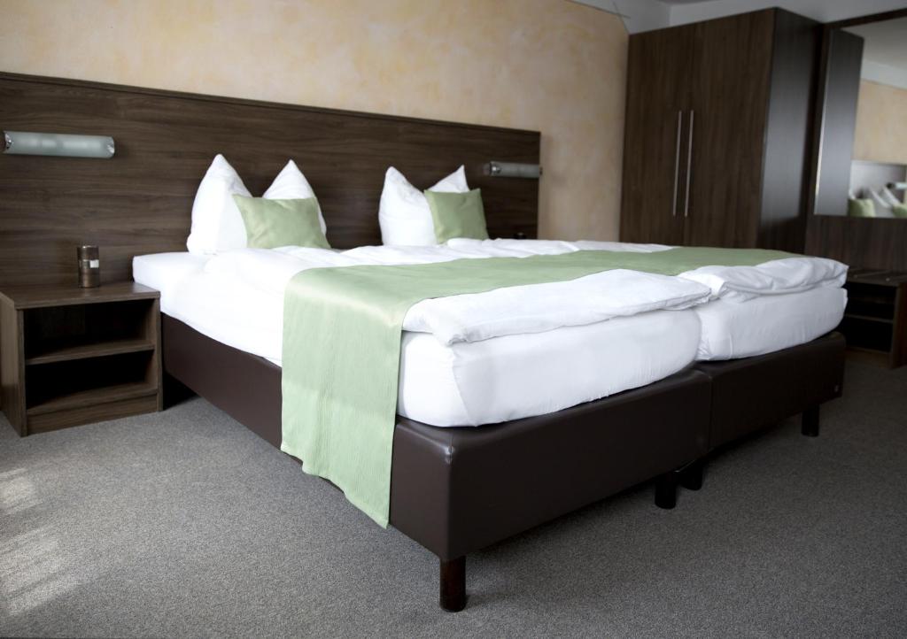 Postel nebo postele na pokoji v ubytování Hotel Garni Goldene Traube