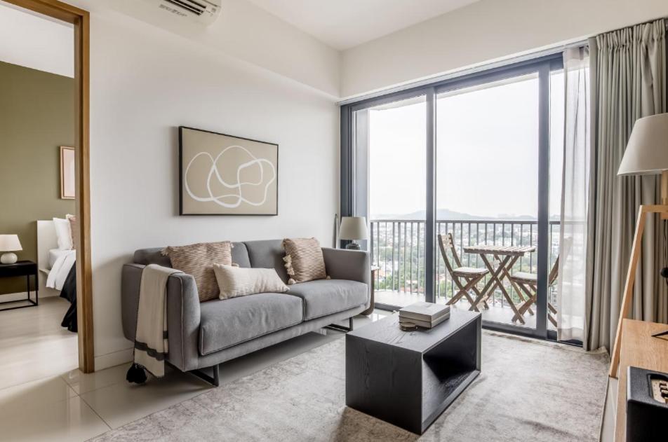 Beautiful 1BR Apartment in Singapore! في سنغافورة: غرفة معيشة مع أريكة وشرفة