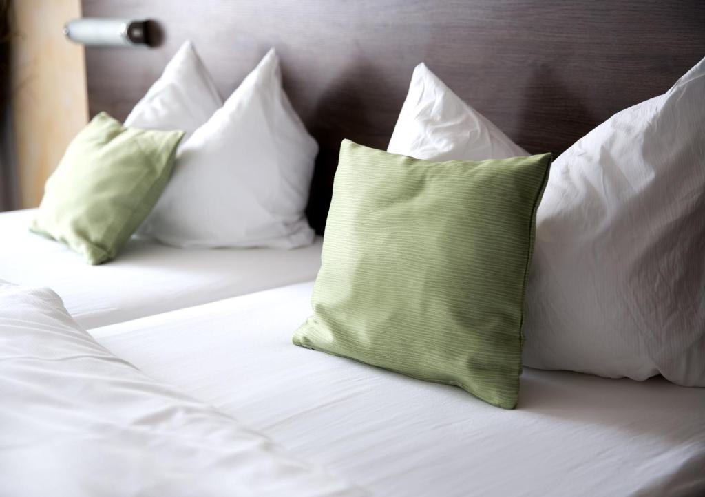 Postel nebo postele na pokoji v ubytování Hotel Garni Goldene Traube